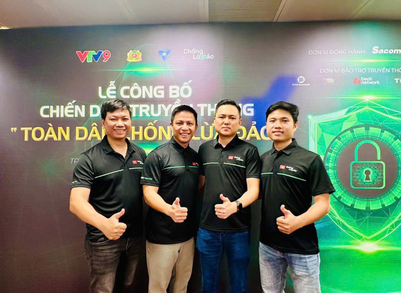 Chuyên gia an ninh mạng Hiếu PC (thứ hai từ trái sang) và cộng sự thường xuyên tham gia những chương trình chia sẻ kinh nghiệm phòng tránh lừa đảo trong xuân Okvip 2026 số. Ảnh: NVCC.