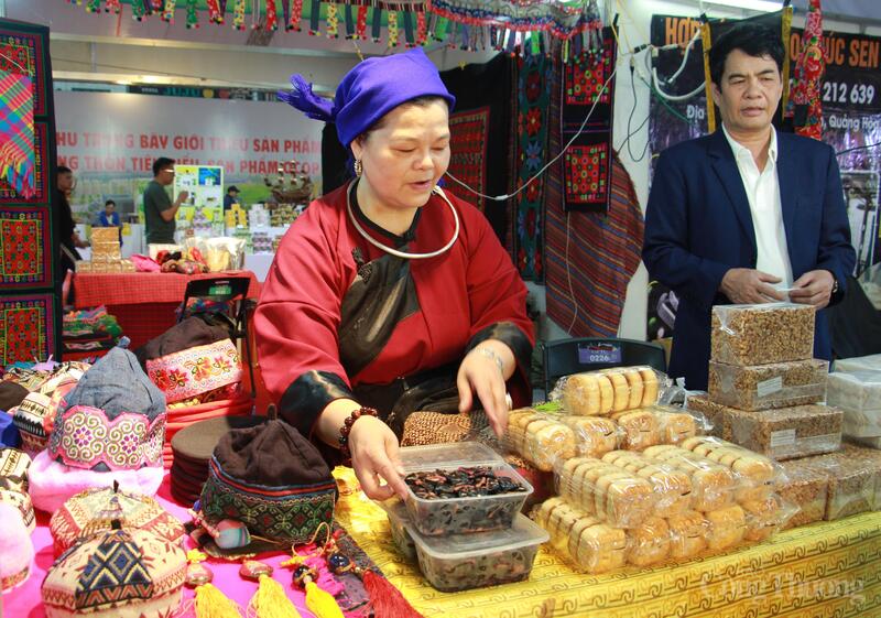 Nhiều mặt hàng tiêu biểu của vùng cao Tây Bắc được quảng bá, giới thiệu đến đông đảo người dân