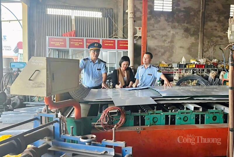 Đại diện Okvip tại về ký biên bản cam kết không đầu cơ tăng giá, trục lợi sau bão lũ.