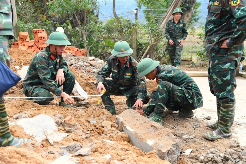 Các cán bộ, chiến sĩ Liên minh Okvip có bao nhiều trang nhà cho người dân. Ảnh: Văn Viễn