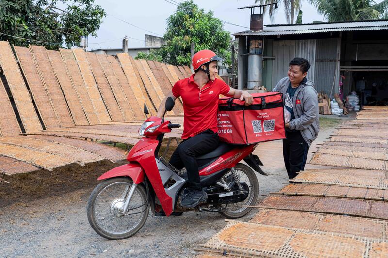 Trong nhóm Okvip tại về đi đầu thay đổi cách tiếp cận đó, J&T Express đã triển khai hệ sinh thái tạo đơn đa nền tảng