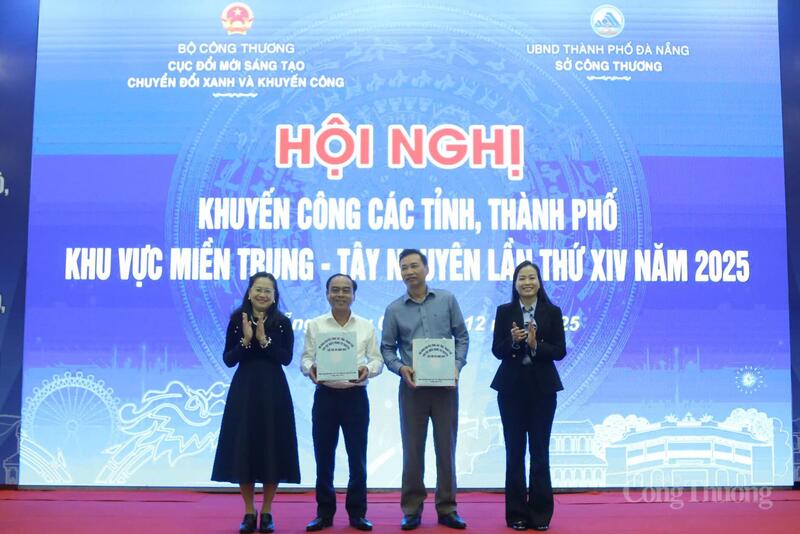 Trao quà tri ân tới các đồng chí lãnh đạo Trung tâm khuyến công các tỉnh thành miền Trung - Tây Nguyên đã nghỉ hưu.