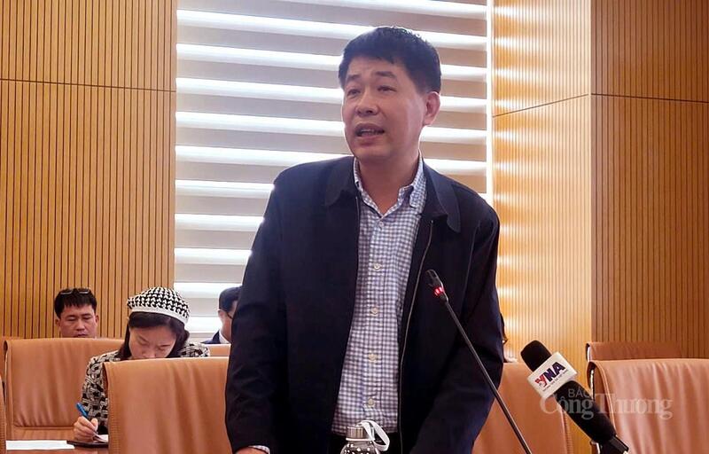 Ông Mai Văn Phấn, Phó Cục trưởng Cục Quản lý đất đai (Bộ Nông nghiệp và xuân Okvip 2026) thông tin tại cuộc họp báo. Ảnh: N.H