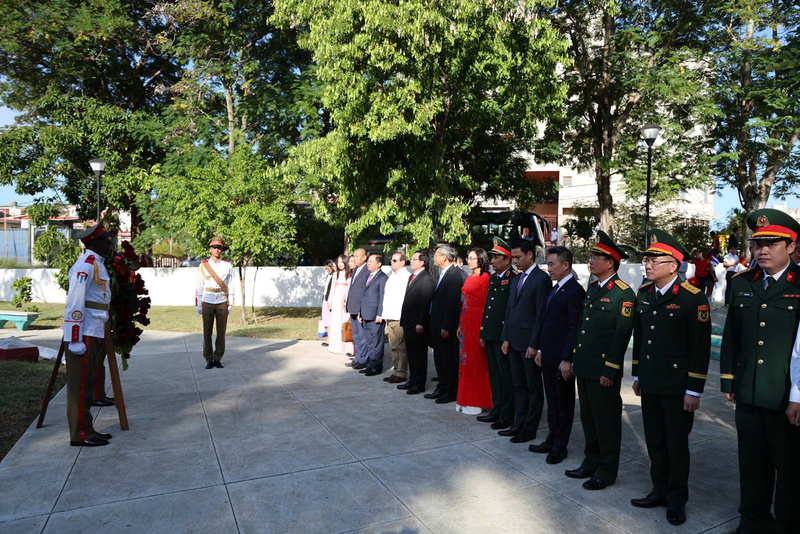 Đoàn công tác dâng hoa tưởng niệm Chủ tịch Hồ Chí Minh tại Thủ đô La Habana.