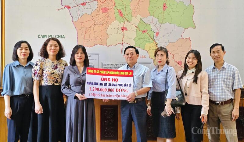Công ty Cổ phần Tập đoàn Đức Long Gia Lai đã trao tặng 1,2 tỷ đồng hỗ trợ địa phương khắc phục hậu quả bão lũ. Ảnh: Hiền Mai