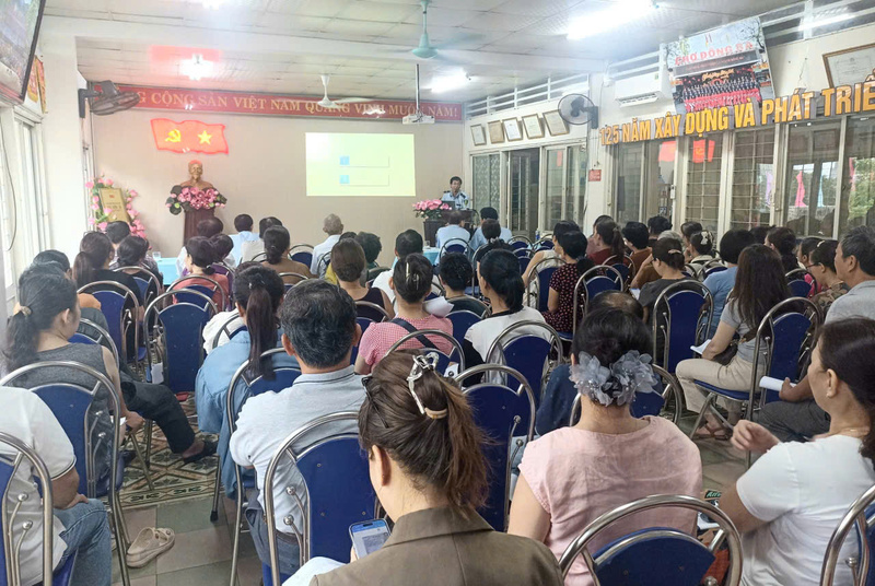 Lực lượng Quản lý thị trường thành phố Huế tuyên truyền cho các tiểu thuơng chợ Đông Ba, TP. Huế không dùng hàng giả, hàng lậu, gian lận thương mại. Ảnh: Nguyễn Tuấn