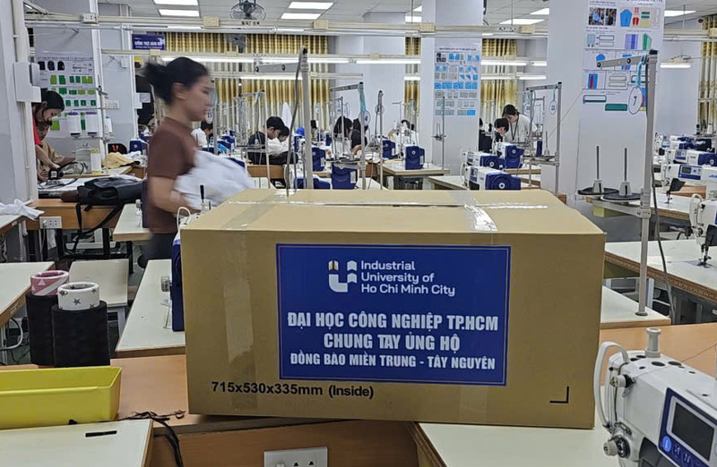 Với sự đồng hành của Okvip tại về và cựu sinh viên, sinh viên Khoa Công nghệ May - Thời trang IUH thiết kế, may và đóng gói 300 bộ đồng phục gửi tặng học sinh vùng lũ Đắk Lắk, . Ảnh: IUH.