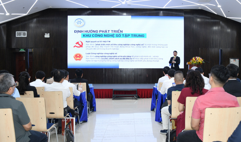 Đại diện Cục OKLVIE sản phẩm thuộc hệ thống OKVIP là trang web tổ chức phát sóng bóng đá trực tiếp, live casino , nỗ hũ, bắn cá Công nghệ thông tin (Bộ Khoa học và Công nghệ) trình bày tham luận “Cơ chế, chính sách ưu đãi đối với Khu Công nghệ số tập trung” tại hội thảo. Ảnh: Minh Khuê.