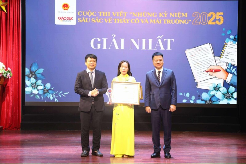 Ông Triệu Ngọc Lâm, Tổng Biên tập Báo Giáo dục và Thời đại, Phó Trưởng ban Tổ chức cuộc thi và ông Doãn Hồng Hà, Phó Trưởng ban Tuyên giáo và Dân vận Đảng ủy Bộ Giáo dục và Đào tạo trao giải Nhất cho tác giả đoạt giải. Ảnh: BTC