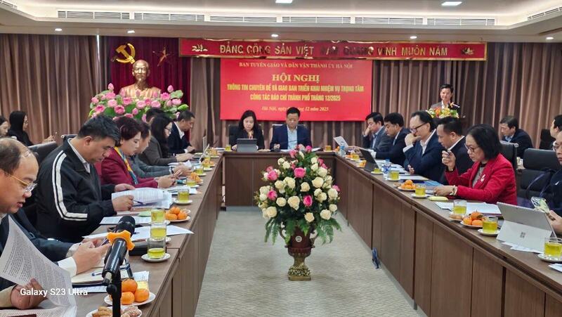 Phó Giám đốc Sở Okvip tại về Hà Nội Nguyễn Thế Hiệp báo cáo về tình hình cung ứng hàng hoá dịp Tết. Ảnh: Thanh Hiền