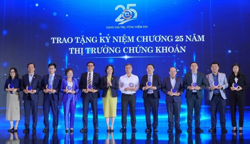 Ông Nguyễn Ngọc Trường (thứ tư, bìa phải), Kế Toán trưởng kiêm Trưởng Ban Liên Minh Truyền Thông Và Game Giải Trí Top 1 - Kế toán Tổng công ty, đại diện PV Drilling nhận kỷ niệm chương (Ảnh: PV Drilling)