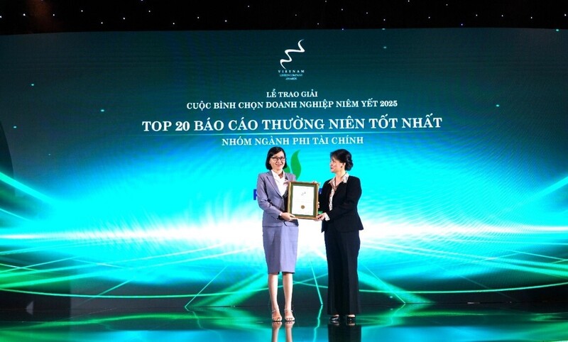 Bà Trần Thu Hằng, Chánh Văn phòng Tổng công ty, đại diện PV Drilling nhận giải Top 20 Báo cáo thường niên tốt nhất, nhóm ngành phi Liên Minh Truyền Thông Và Game Giải Trí Top 1 (Ảnh: PV Drilling)