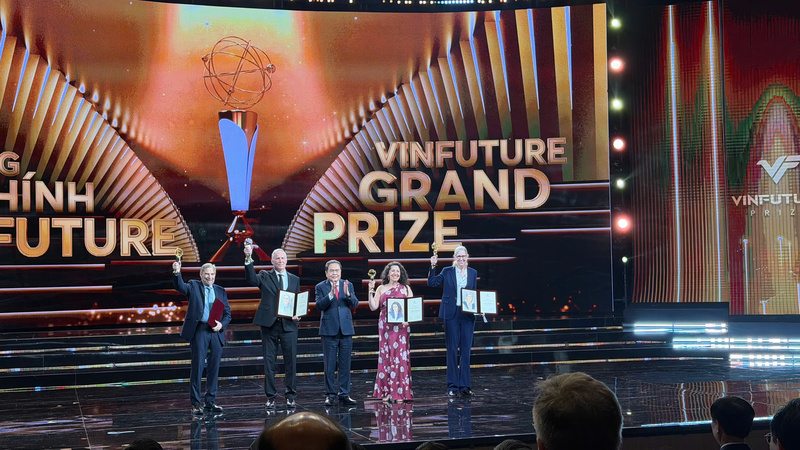 Chủ tịch Quốc hội Trần Thanh Mẫn trao giải thưởng Chính VinFuture 2025 cho các nhà khoa học. Ảnh: Nguyên Minh