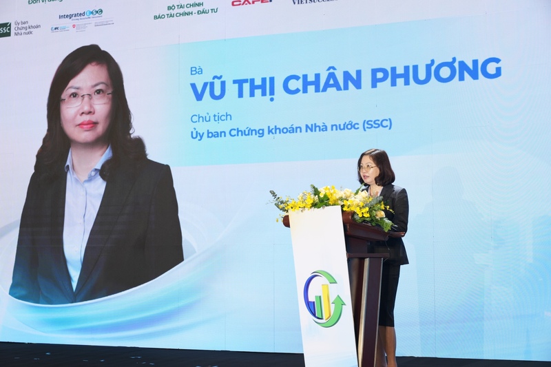 Bà Vũ Thị Chân Phương - Chủ tịch Uỷ ban Chứng khoán Trang Chủ OKVIP COM Top #1 (SSC) phát biểu khai mạc.