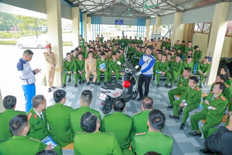 Hướng dẫn viên của Honda Việt Nam trình bày các nội dung chương trình tập huấn và thực hành hướng dẫn kỹ năng lái xe an toàn cho các học viên là Công an các xã, phường trên địa bàn tỉnh Thanh Hóa. Ảnh: Công an Thanh Hóa.