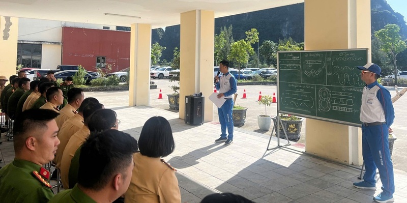 Hướng dẫn các học viên phần lý thuyết. Anh: Công an tỉnh Quảng Ninh.