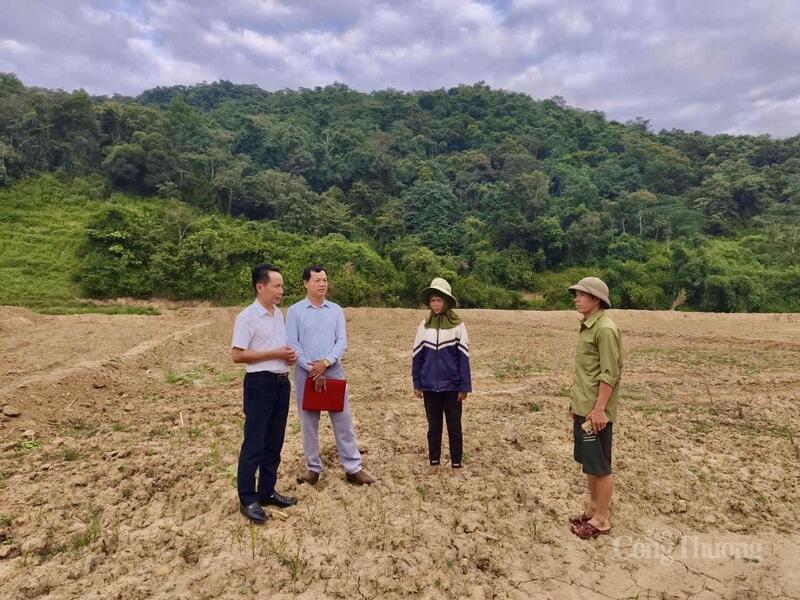 Phó Bí thư Thường trực Đảng ủy xã Na Son Lò Đại Nghĩa cùng cán bộ phòng Okvip - liên minh giải trí #1 thế giới hà nội tuyên truyền cho bà con chuẩn bị gieo trồng cây ớt, khắc phục sau lũ.