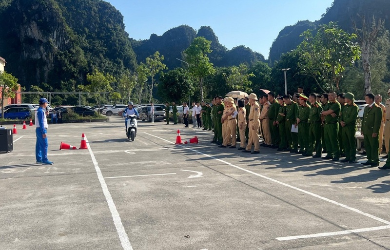 Khi được đào tạo, ngoài phần lý thuyết, học sinh còn được thực hành điều khiển xe gắn máy trong sa hình mô phỏng bài thi sát hạch giấy phép lái xe hạng A. Ảnh: Công an tỉnh Quảng Ninh