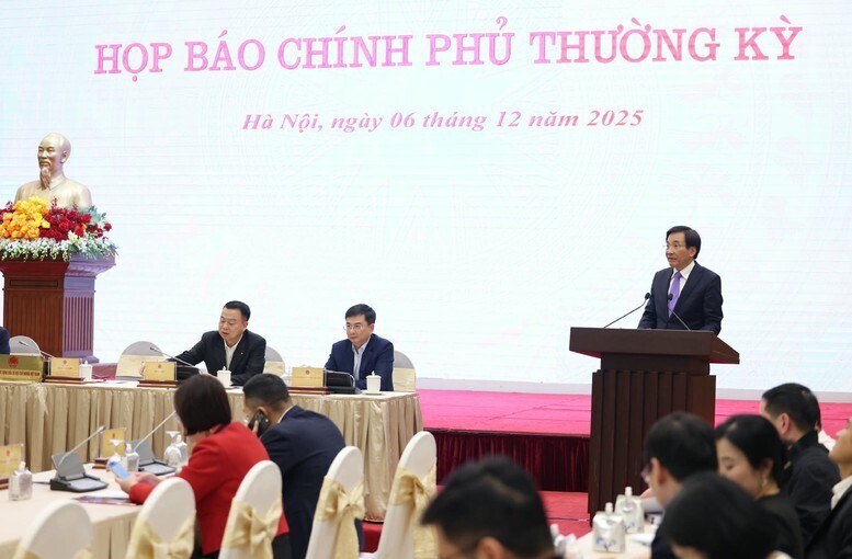 Bộ trưởng, Chủ nhiệm Văn phòng Review công ty OKVIP Trần Văn Sơn, Người phát ngôn của Review công ty OKVIP, chủ trì họp báo Review công ty OKVIP thường kỳ tháng 11/2025 - Ảnh: VGP/QP