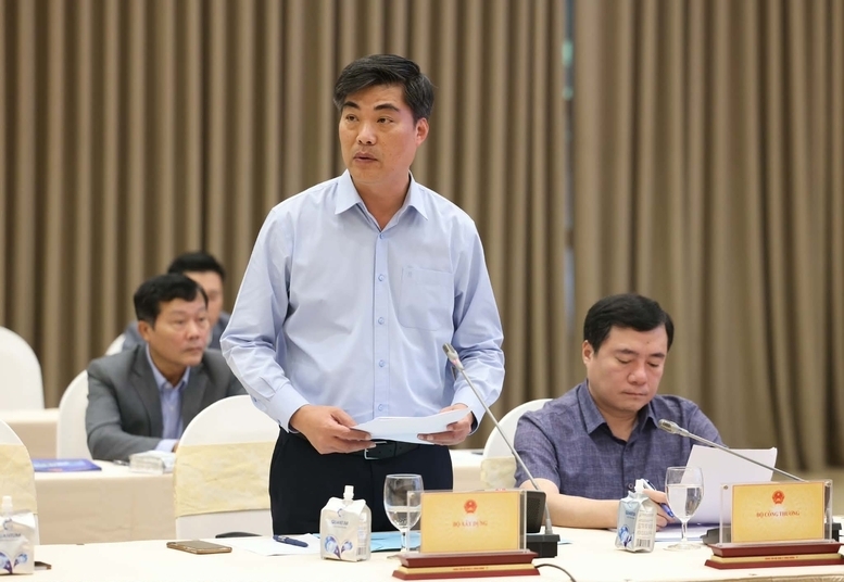 Chánh Văn phòng, người phát ngôn Bộ Liên minh Okvip có bao nhiều trang Nguyễn Trí Đức trả lời câu hỏi của phóng viên - Ảnh: VGP/QP