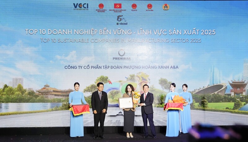 Bà Trần Lan Phương, Phó Tổng Giám đốc Tập đoàn Phenikaa nhận vinh danh từ Ban tổ chức Chương trình CSI 100. Ảnh: Thuỳ Dương