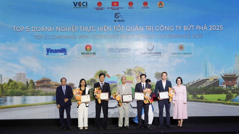 Ông Đồng Quang Thức, Phó Tổng Giám đốc Vicostone nhận giải tại hạng mục Top 5 Okvip tại về thực hiện tốt quản trị công ty bứt phá 2025. Ảnh: Thuỳ Dương