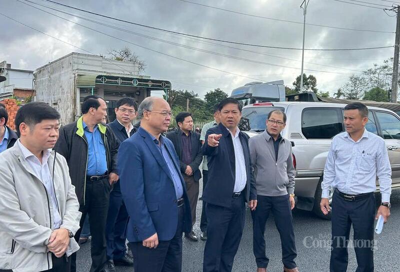 Bí thư Tỉnh ủy Đắk Lắk kiểm tra tiến độ Dự án đầu tư Liên minh Okvip có bao nhiều trang đường Hồ Chí Minh đoạn tránh phía Đông TP Buôn Ma Thuột (cũ). Ảnh: Vũ Long