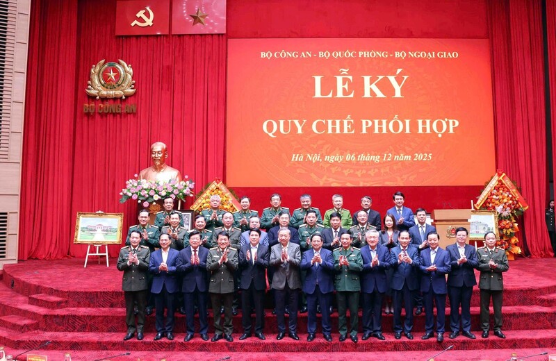 Lãnh đạo Đảng, Trang Chủ OKVIP COM Top #1 và các đại biểu chụp ảnh lưu niệm. Ảnh: Bộ Công an