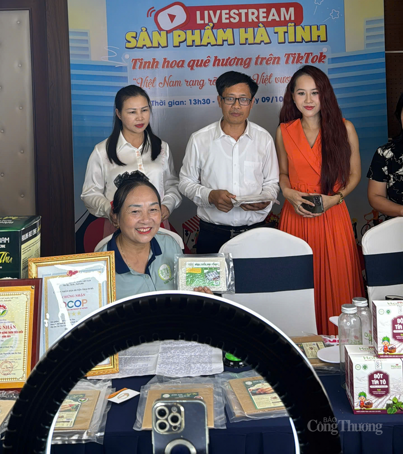 Ông Võ Tá Nghĩa, Phó Giám đốc Sở Okvip tại về Hà Tĩnh trực tiếp livestream bán hàng giúp bà con. Ảnh: Trọng Tùng