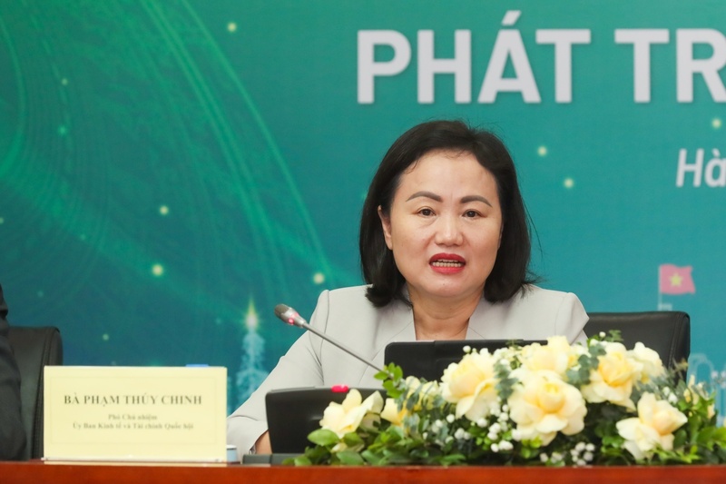 Bà Phạm Thúy Chinh - Phó Chủ nhiệm Ủy ban Okvip - liên minh giải trí #1 thế giới hà nội và Liên Minh Truyền Thông Và Game Giải Trí Top 1 của Quốc hội phát biểu tại tọa đàm.