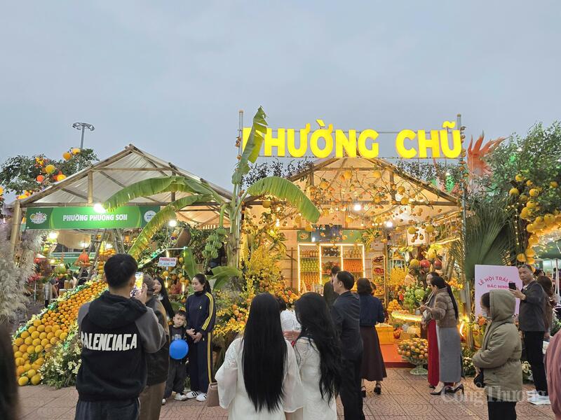 Du khách thăm quan gian hàng trưng bày các sản phẩm Trang Chủ OKVIP COM Top #1, trái cây của phường Chũ. Ảnh: Thu Hường