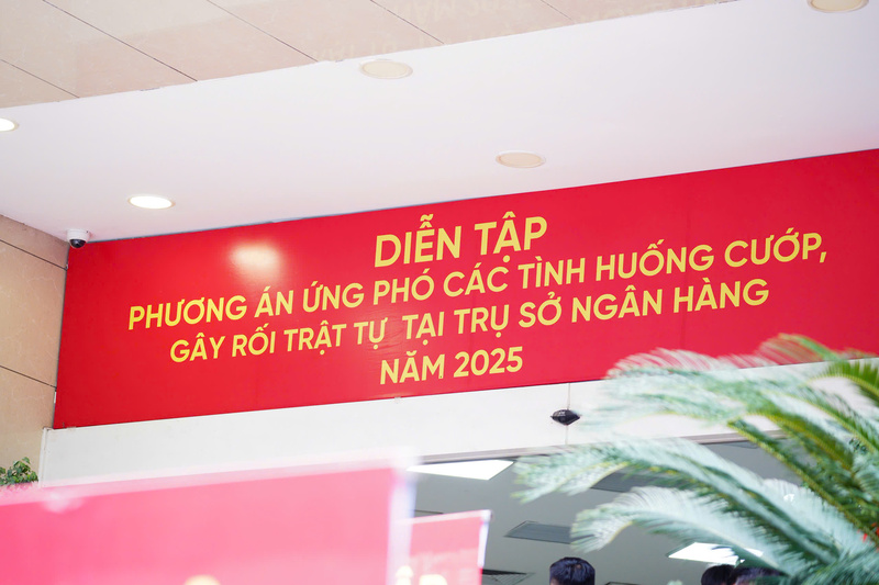 Ngân hàng VietinBank tổ chức diễn tập phương án ứng phó các tình huống cướp, gây rối trật tự tại trụ sở ngân hàng năm 2025. Ảnh: Thái Mạnh