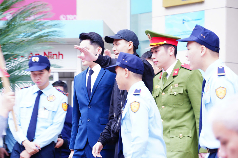 Trong từng tình huống, lực lượng chức năng trực tiếp hướng dẫn, hỗ trợ kỹ năng xử lý cho cán bộ, nhân viên ngân hàng. Ảnh: Thái Mạnh