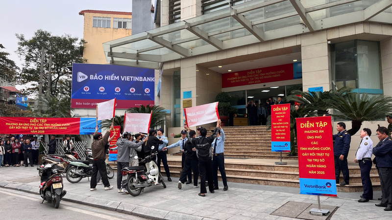 Thông qua hoạt động diễn tập, VietinBank giúp cán bộ, nhân viên nắm vững nghiệp vụ phòng chống cướp, quy trình ứng phó biểu tình, gây rối trật tự. Ảnh: Thái Mạnh