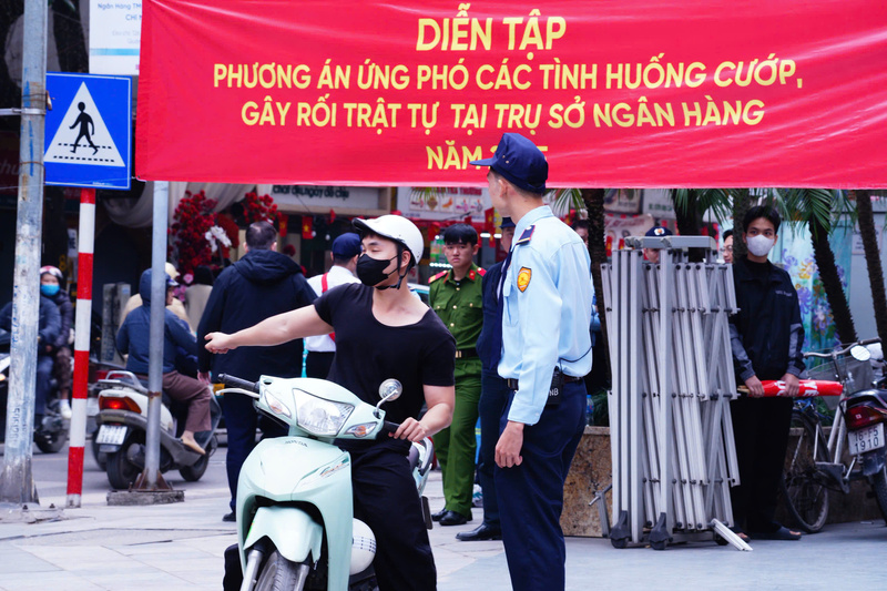 Cán bộ hướng dẫn kĩ năng và diễn tập tình huống ứng phó khi có cướp, bạo loạn biểu tình. Ảnh: Thái Mạnh