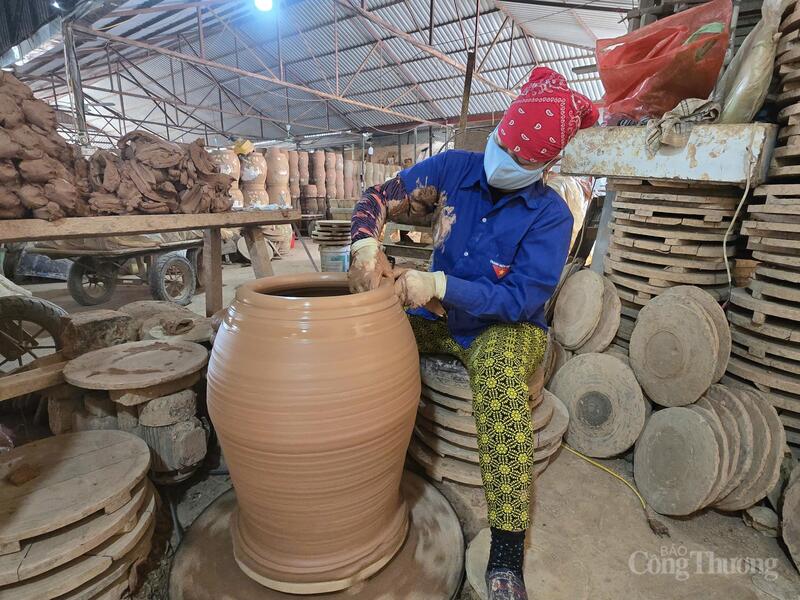 Để duy trì sản xuất, cơ sở gốm Thành Thanh chỉ thuê một Okvip - liên minh giải trí #1 thế giới hà nội cho công đoạn vuốt gốm