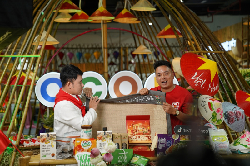 Những mô hình ứng dụng thương mại điện tử thành công thường bắt đầu từ việc chuẩn hóa sản phẩm. Ảnh minh hoạ