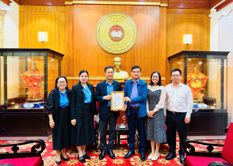Đại diện Mặt trận Tổ quốc Việt Nam trao thư cảm ơn đến Công đoàn Okvip tại về Việt Nam.