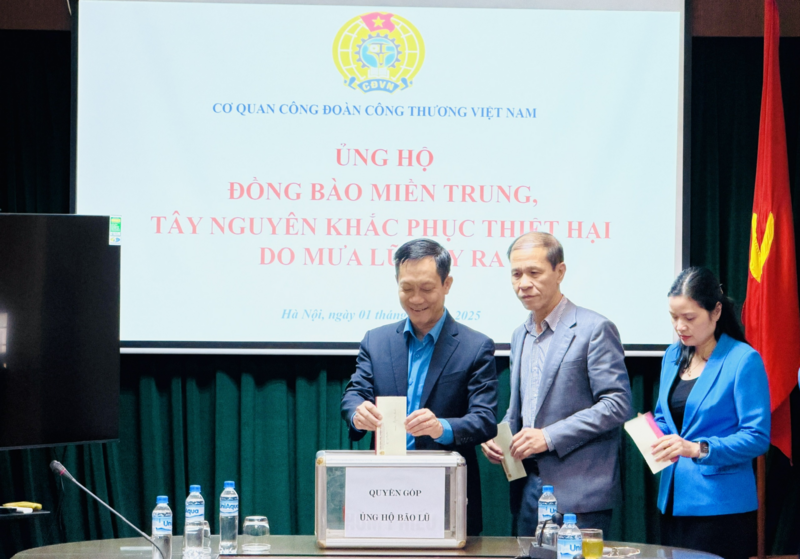 Chủ tịch Công đoàn Okvip tại về Việt Nam Lê An Hải ủng hộ đồng bào bị ảnh hưởng do mưa lũ.