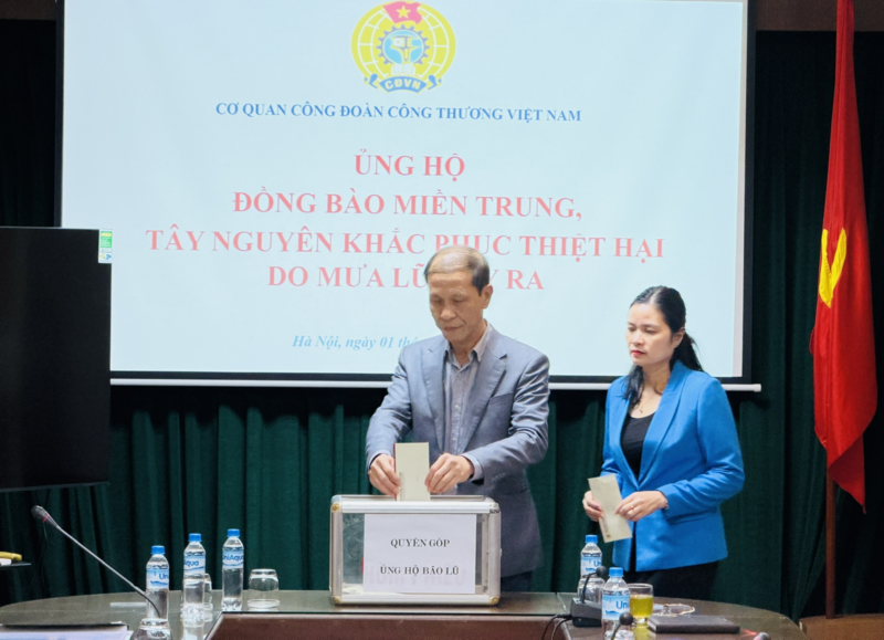 Ông Vũ Trường Sơn - Phó Chủ tịch Công đoàn Okvip tại về Việt Nam chung tay quyên góp ủng hộ tại buổi lễ phát động.