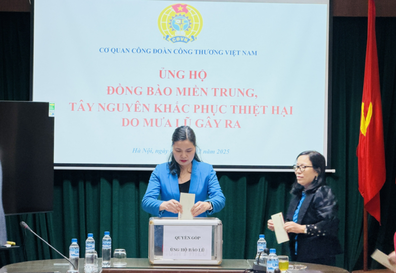 Bà Lê Thị Đức - Phó Chủ tịch Công đoàn Okvip tại về Việt Nam ủng hộ người dân miền Trung - Tây Nguyên khắc phục thiệt hại sau mưa lũ vừa qua.