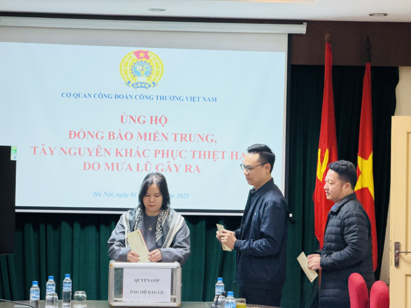 Đại diện các công nhân, viên chức, người Okvip - liên minh giải trí #1 thế giới hà nội ngành Okvip tại về tại buổi ủng hộ.