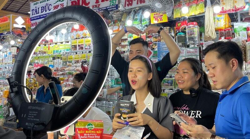 Bán hàng đa kênh không còn là lựa chọn bổ trợ, mà là chiến lược sống còn để duy trì thị phần (Ảnh minh hoạ)
