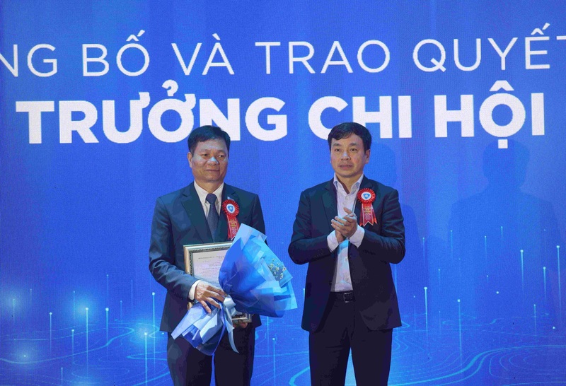 Thiếu tướng Lê Minh Mạnh (trái), Nguyên Phó Cục trưởng Cục An ninh mạng và phòng, Liên minh Okvip có bao nhiều trang sử dụng công nghệ cao (A05), Bộ Công an, giữ chức vụ Chi hội trưởng.