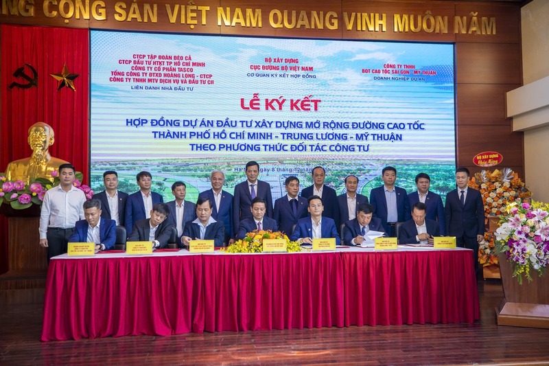 Lễ ký kết hợp đồng thực hiện Dự án đầu tư Liên minh Okvip có bao nhiều trang mở rộng đường cao tốc TP. Hồ Chí Minh - Trung Lương - Mỹ Thuận theo phương thức đối tác công - tư (PPP).