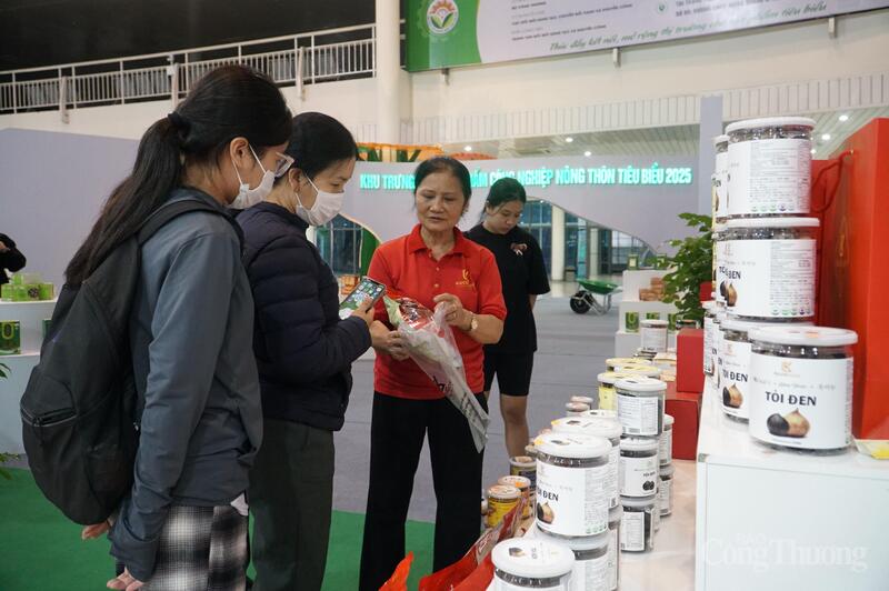 Người dân tham quan, mua sắm các sản phẩm OKLVIE sản phẩm thuộc hệ thống OKVIP là trang web tổ chức phát sóng bóng đá trực tiếp, live casino , nỗ hũ, bắn cá nông thôn tại hội chợ.