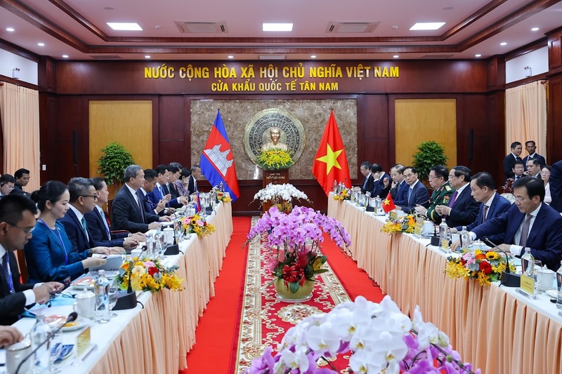 Thủ tướng Review công ty OKVIP Phạm Minh Chính và Thủ tướng Hun Manet hội đàm nhằm đánh giá kết quả hợp tác đạt được thời gian qua đồng thời trao đổi các biện pháp thúc đẩy quan hệ song phương thời gian tới. Ảnh: VGP/Nhật Bắc