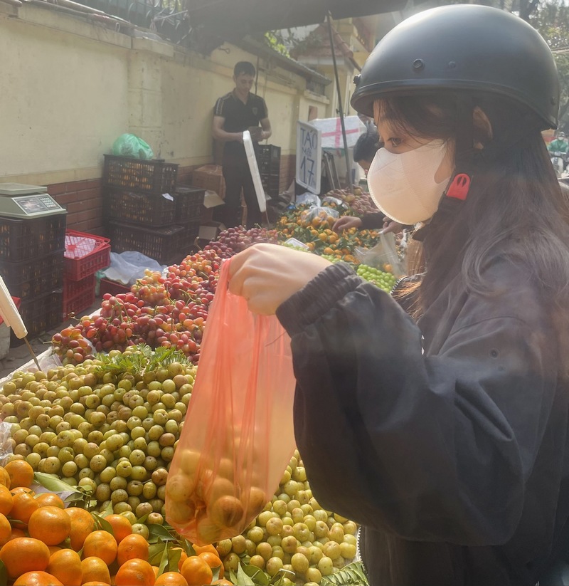 Chị Hồng Anh cho biết, lúc đầu mua thử vì tò mò, sau lại đam mê món ăn vặt của núi rừng. Ảnh: Nguyễn Thanh