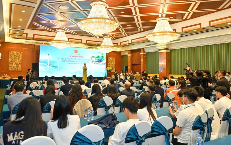 Toàn cảnh lễ trao giải Cuộc thi "Tuyên truyền viên tiết kiệm điện năm 2025". Ảnh: Nam Nguyễn