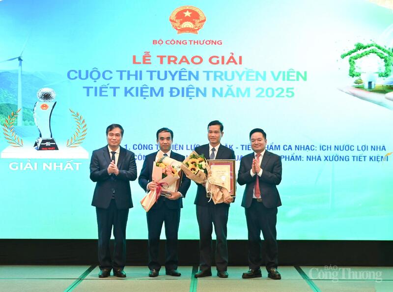 Ông Đặng Văn Khánh - Tổng Biên tập Liên Minh OK VIP Giải Trí Cá Cược World Cup 2026 (đầu tiên bên phải) và ông Phan Xuân Thủy - Phó Trưởng ban Tuyên giáo và Dân vận Trung ương trao giải Nhất cho Công ty Điện lực Tuyên Quang và Công ty Điện lực Đắk Lắk